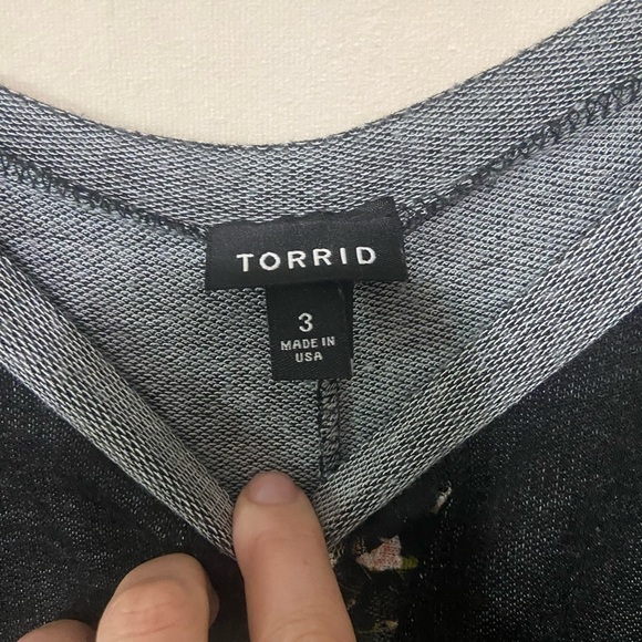 Torrid women's 3 shark bite hem tunic with lace sleeve inserts relaxed EUC - Picture 5 of 5